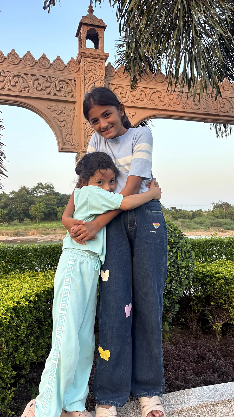 Nityaah hugging her older sister Nishtha